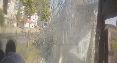 Yolcu otobüsü tıra çarptı