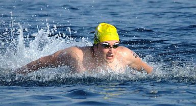 Zafer Bayramı'nda boğazı yüzerek geçtiler