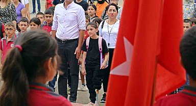 13 günlükken sol bacağı kesilen Özge, protez bacağıyla okula gelip ders başı yaptı