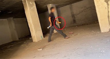 Yıkım yapılan binanın bodrum katında uyuşturucu içerken yakalandılar