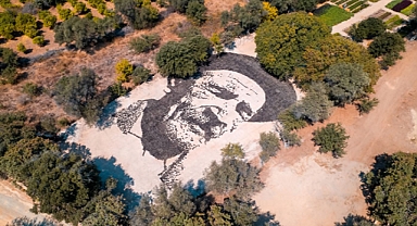 Aşık Veysel İçin Topraktan Dev Portre