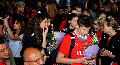 Avrupa şampiyonu Filenin Sultanları, Türkiye'ye döndü