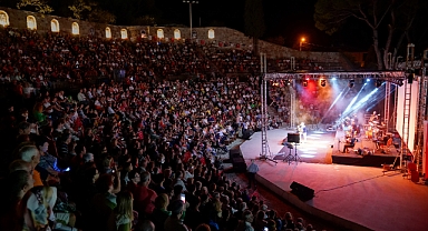  Ayvalığın Düşman İşgalinden Kurtuluş Kutlamalarınonurda Onur Akın Sahne Aldı 