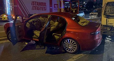 Bakırköy'de kontrolden çıkan otomobil kamyonete çarptı: 1 yaralı