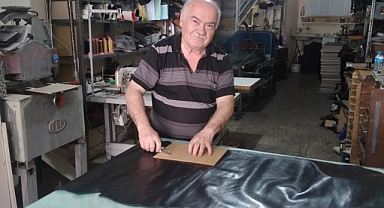 Balıkesir'de Cilt Sanatını Tek Başına Devam Ettiriyor