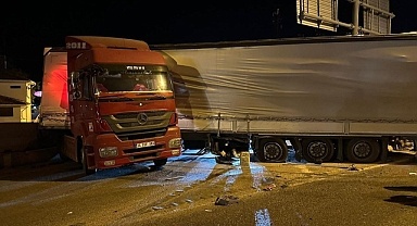 Bandırma'da Işık İhlali Kazaya Neden Oldu: 2 Tır Çarpıştı   