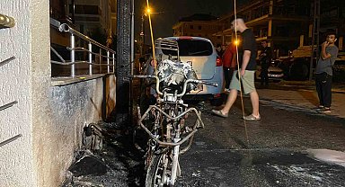 Beylikdüzü'nde doğal gaz kutusu alev alev yandı, 1 motosiklet küle döndü