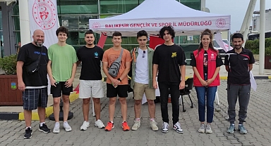 Burhaniye’de Üniversite Öğrencileri İçin Karşılama Standı Kuruldu   