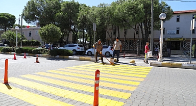 Burhaniye’de Yaya Geçitleri Yenileniyor   