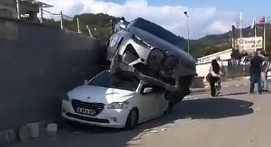 Kontrolden çıkan cip, park halindeki aracın üzerine düştü