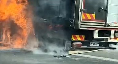 Bursa'da seyir halindeki tır alevlere teslim oldu