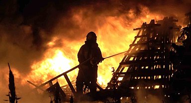 Bursa'da soğuk hava deposunda çıkan yangında alevler geceyi aydınlattı