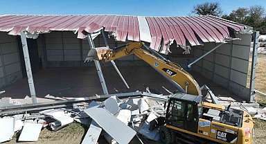 Bursa'da tarım arazilerindeki kaçak yapılar yıkılıyor