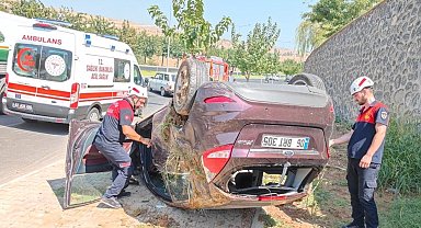 Devrilen araçtaki 2 kişi yaralandı