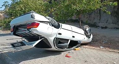 Devrilen otomobildeki 3 kişi yaralandı