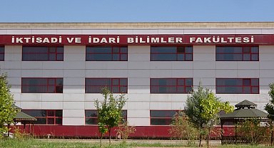 Dicle Üniversitesi'nde eski kız öğrenci dekan yardımcısını bıçakladı
