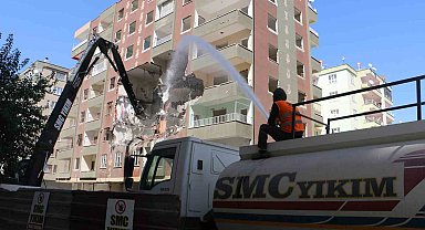 Diyarbakır'da ağır hasarlı binaların yıkım çalışmaları devam ediyor