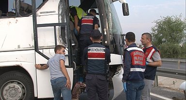 Düğün yolculuğu facia ile sonuçlandı: 1'i polis 6 kişi öldü, 42 kişi yaralandı