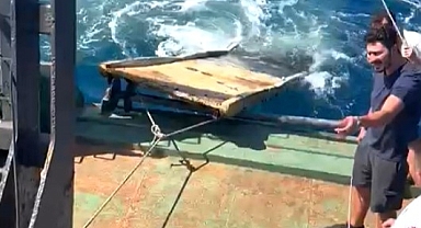 Edremit'te Hayalet Ekibi, Denizden Gemi Merdiveni Çıkardı   