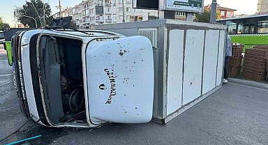 Ekmek servis araçları çarpıştı: 1 yaralı