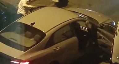 Kadını tekme ve yumruklarla aracına bindiren şahıs, etrafa küfürler savurdu