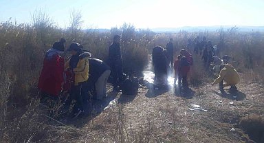 Ezine'de jandarma iki kamyonet içinde 92 kaçak göçmen ile 1 organizatör yakalandı
