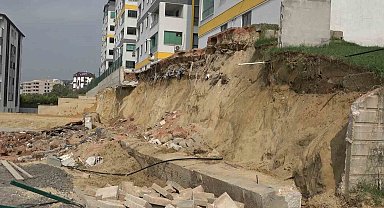 Facianın eşiğinden döndüler...4 blok 8 katlı sitenin istinat duvarı böyle çöktü