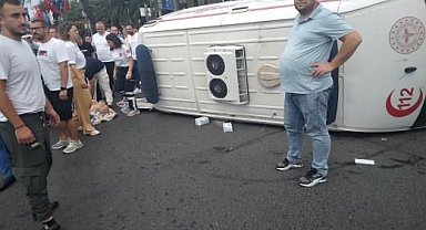 Fatih'te ambulans devrildi: 3 yaralı