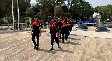 Foça'da ticari taksiyle göçmen kaçakçılığında 13 tutuklama