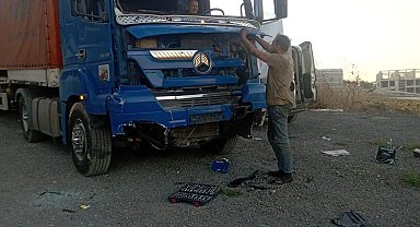 Freni boşalan tır duvara çarparak durdu