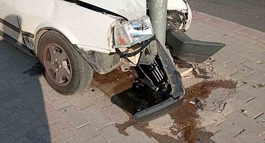 Freni tutmayan otomobil trafik ışıkları direğine çarptı: 1 yaralı