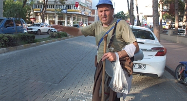 Görme Engelli Vatandaş 50 Yıldır Darbuka Çalıp Türkü Söylüyor   