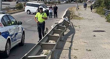 Hafif ticari araç bariyerlere çarptı