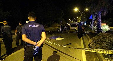 Hafif ticari araç palmiye ağacına ve aydınlatma direğine çarptı: 2 ölü