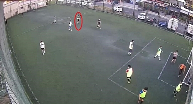 Halı sahada futbol oynarken aniden kalp krizi geçirdi