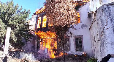 İki katlı ahşap ev alevlere teslim oldu