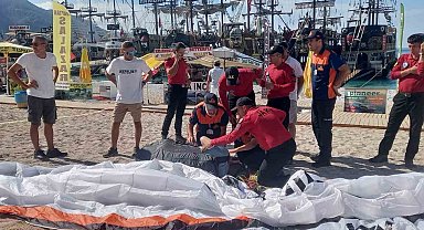 İngiliz paraşütçü plaja çakıldı, yardımına jandarma koştu