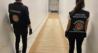 İstanbul Havalimanı'nda halıya emdirilmiş 17 kilo uyuşturucu ele geçirildi