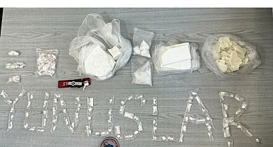 İzmir'de motosikletli polisler 1,5 kilo uyuşturucu ele geçirdi