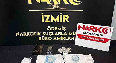 İzmir'de uyuşturucu satıcısı aracında yakalandı