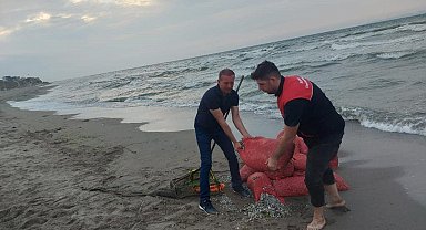 Kaçak avlanılan 5 bin 500 kilo kum şırlanı denize bırakıldı