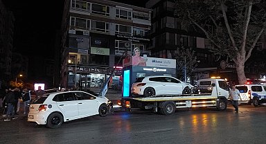 Kadıköy'de iki araç çarpışıp elektrik direğine vurdu: 3 yaralı