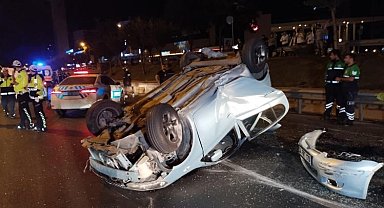 Kadıköy'de otomobil hafif ticari araca çarpıp takla attı: 4 yaralı