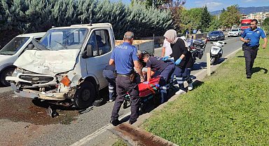 Kamyonet tıra arkadan çarptı