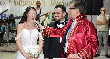 Kendi kızının nikâhını kıydı