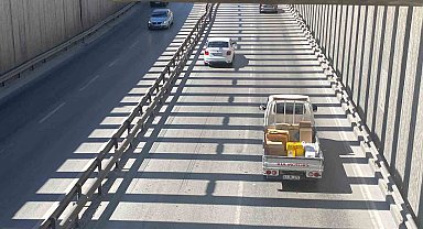 Kocaeli'deki alt geçitten geçen sürücüler, yola yansıyan ışıklardan şikayetçi