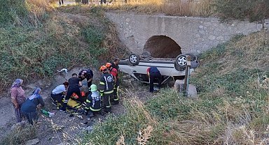 Kontrolden çıkan otomobil su kanalına uçtu: 3 yaralı