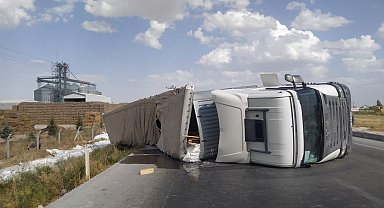 Konya'da tır devrildi: 1 yaralı