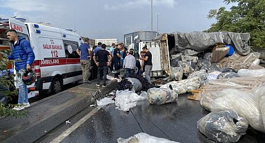 Küçükçekmece'de kumaş yüklü kamyon devrildi: 2 yaralı