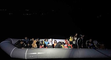 Lastik botları arızalanan ve sürüklenen 27 kaçak göçmen kurtarıldı